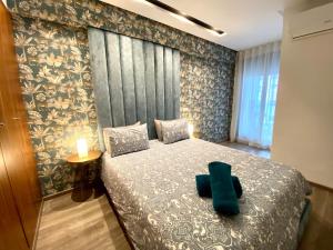 卡萨布兰卡Pearl 15-Luxury Place Heart of Town CAVALLI Home的一间卧室配有一张带绿椅的床