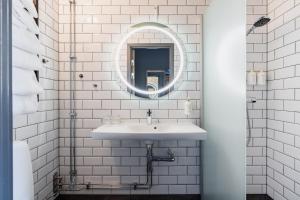 莫拉圣米卡埃尔酒店的白色的浴室设有水槽和镜子