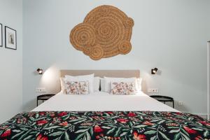圣玛丽亚港Art Suites by Casa de Indias的卧室配有带枕头的大型白色床