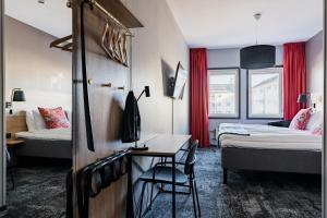 莫拉圣米卡埃尔酒店的酒店客房配有两张床和一张书桌