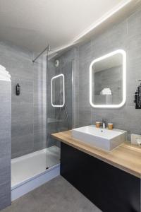 Ibis Styles Crolles Grenoble A41的一间浴室