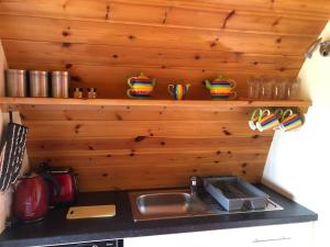 米尔敦马尔贝The Rainbow POD的厨房配有水槽和台面