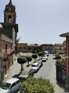 维亚格兰德Loft San Mauro的一条有停车车辆和钟楼街道