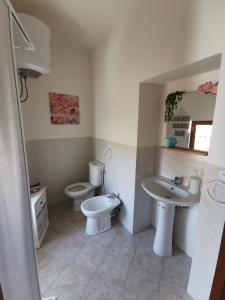 维亚格兰德Loft San Mauro的一间带两个盥洗盆和卫生间的浴室