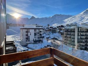 蒂涅Tignes 2100, tout confort的阳台享有城市美景。