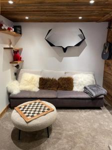 蒂涅Tignes 2100, tout confort的客厅配有沙发和棋盘壁板