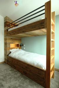 蒂涅Tignes 2100, tout confort的客房内的一张木制双层床