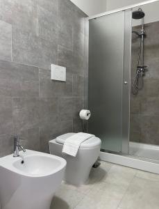 皮蒂利亚诺La Casa all'Oliveto的浴室配有卫生间、盥洗盆和淋浴。