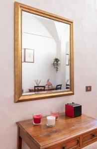 克雷马Sweet Home Pitti的桌子上的镜子,带两杯眼镜和收音机