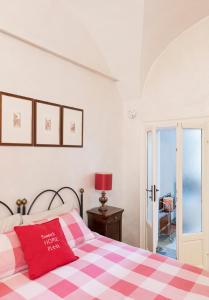 克雷马Sweet Home Pitti的一间卧室配有一张带红白 ⁇ 面毯的床