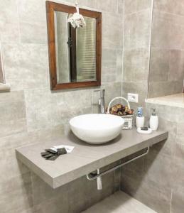 皮蒂利亚诺La Casa all'Oliveto的一间带水槽和镜子的浴室