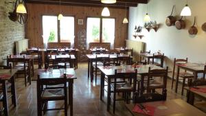 巴涅斯Tente Cabane du Camping Hautoreille的餐厅设有木桌、椅子和窗户。