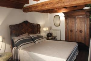 佛罗伦萨佛罗伦萨皮蒂阁楼公寓的一间卧室配有一张带木制床头板的床
