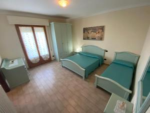 圣吉米纳诺特努塔弗纳塞尔乡间别墅的小房间设有两张床和窗户