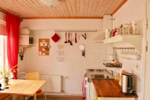 Rumma碧月柯丹民宿的一个带水槽和桌子的厨房