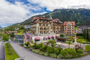 翁根Arenas Resort Victoria-Lauberhorn的享有小镇空中和高山美景