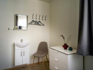 锡格吕菲厄泽Salt Guesthouse的浴室设有水槽、椅子和镜子