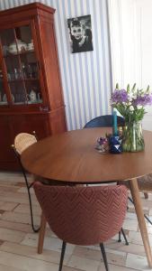 阿纳姆维佐格德卡莫茵莫努门特庞德旅馆的一张木桌,上面有花瓶