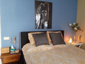 阿纳姆维佐格德卡莫茵莫努门特庞德旅馆的一间卧室配有一张蓝色墙壁的床
