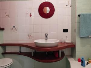 卡斯特布奥诺100 Passi Castelbuono - Pieno Centro的一间带水槽和卫生间的浴室