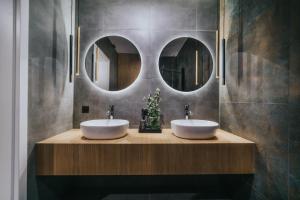 索利纳Rezydencja Bieszczady - Solina的浴室设有2个水槽和2个镜子
