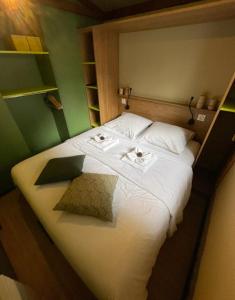 拉特斯特德布赫Cottage cosy Bassin d'Arcachon的一间卧室配有带白色床单和枕头的床。