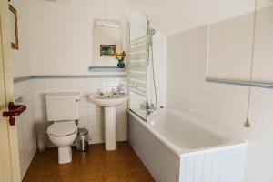 DerrygonnellyInnish Beg Cottages的白色的浴室设有卫生间和水槽。