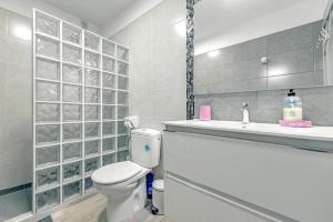 圣地亚哥港Ocean View Suite with beach private access的一间带卫生间和水槽的浴室