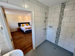 ShiphamLillypool Farm的带淋浴的浴室和一张床。