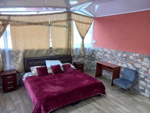 BaezaHostal La Casa De Rodrigo的一间卧室配有一张紫色的床和一张蓝色的椅子