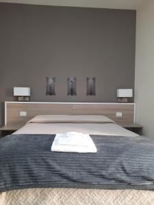 那不勒斯COSTA APARTMENT NAPLES的一间卧室配有一张带白色毛巾的床