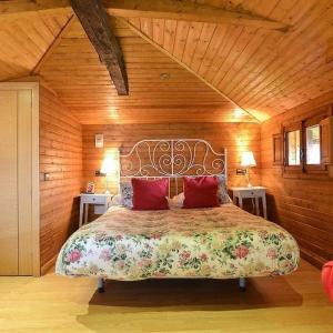索托德尔瓦尔科Hotel Rural Foncubierta的一间卧室配有红色枕头的床
