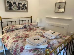 泰德斯韦尔Primrose cottage的一间卧室配有带毛巾的床