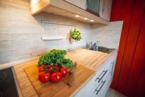 斯玛杰克托莱塞Beautiful Wooden House with Jacuzzi - Chalet Hisa Karlovsek的厨房在柜台上放着一大堆西红柿
