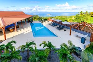 拉特里尼泰DHM - Domaine Habitation Merveilleuse的享有带游泳池的度假村的空中景致