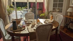敦刻尔克Rêve Bleu的餐桌、桌椅和玻璃门