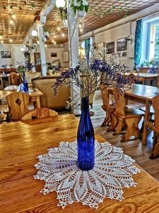 Horyniec"Aleksandrówka" Restauracja i Noclegi的一张桌子上的一个蓝色花瓶