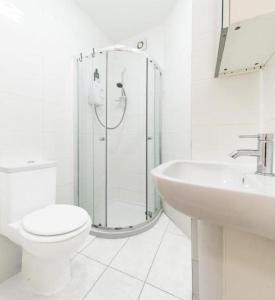 伦敦City Rooms的带淋浴、卫生间和盥洗盆的白色浴室