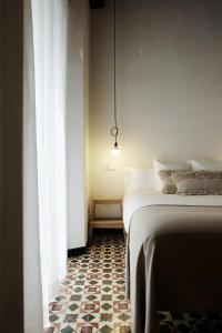 圣玛丽亚港圣玛丽亚赫斯派德斯酒店的小房间设有两张床和一盏灯