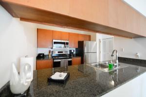 Amazing apartment in the Heart of Brickell的厨房或小厨房