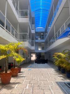 圣安德烈斯加勒比海岛酒店的一座空洞的走廊,里面种有棕榈树