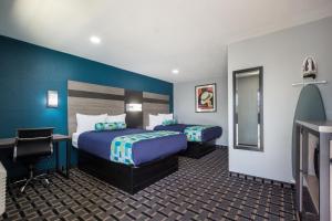 塞林萨利姆汽车旅馆的酒店客房,设有两张床和镜子