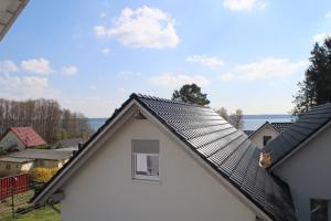 普劳西Auszeit am See的白色房子的屋顶,有窗户