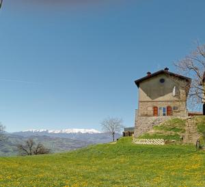 BebbioCasale Monte Valestra的一座花木繁茂的小山上的古老石屋