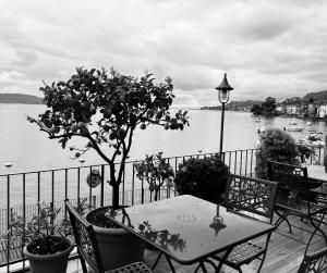 加尔尼亚诺迦尼巴塔贝尔酒店的俯瞰水体的阳台的桌椅