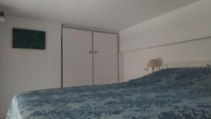 阿尔米洛波塔莫斯Blue Dreams的白色卧室配有一张床和白色橱柜