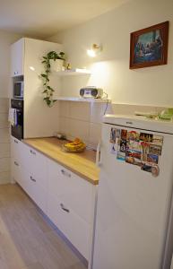 Apartment Pradini的厨房或小厨房