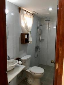 长滩岛风中骑士宾馆的浴室配有卫生间、盥洗盆和淋浴。
