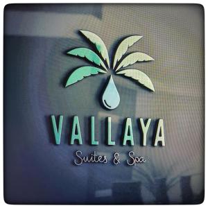 芒通Le Vallaya Suites & Spa的棕榈树上一滴水的标志