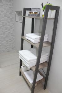 科尔多瓦Loft Azalea的浴室里带毛巾的梯子架